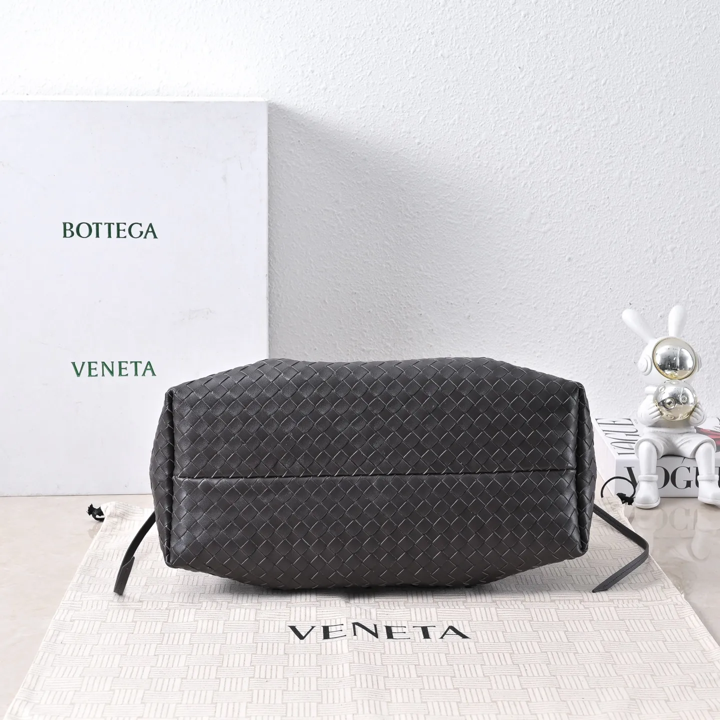 Batch 1860 Bv 2025 early spring series Pinacoteca medium tote handbag. The front is made of classic Intreccia woven cow leather. It is low-key and luxurious. The flip side is made of warm suede. It instantly switches to a lazy and casual style. It has a large interior capacity. It is no pressure to carry a computer for commuting. It is also thoughtfully matched with a small detachable bag. It is full of security. The woven texture is so delicate that you can't put it down. The highlight is that it is super versatile. Come and get your new bag😝 Model: 4371 Size: 34*20*14cm